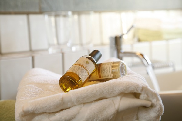 FeWo Harms Hoff – Bad-1 Zwei Shampooflaschen auf gefaltetem Handtuch