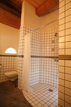 FeWo Harms Hoff – Bad2 Barrierefreie Dusche mit weißen Kacheln