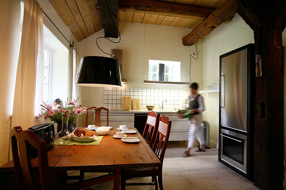 FeWo Harms Hoff – Kueche Moderne Küche mit rustikalen Holzbalken in der FeWo Harms-Hoff in Hanstedt-Schierhorn
