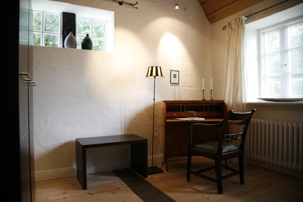 FeWo Harms Hoff – Schlafzimmer1-2 Traditioneller Sekretär und Stuhl mit moderner Beleuchtung im Schlafzimmer
