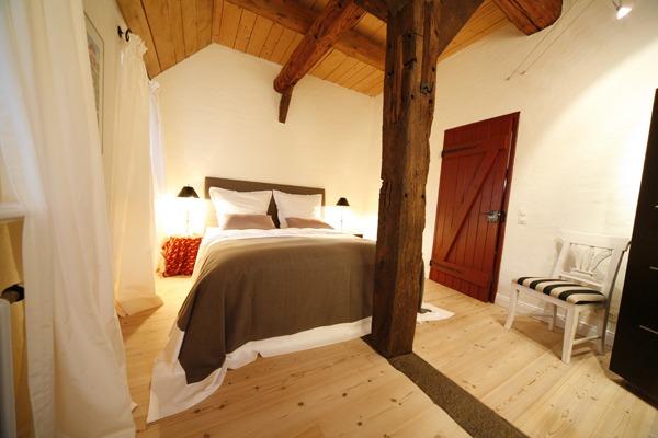 FeWo Harms Hoff – Schlafzimmer1-3 Schlafzimmer mit historischen Holzbalken und Holztür