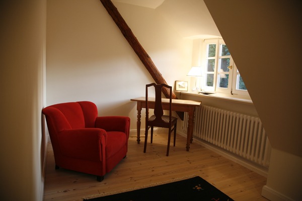 FeWo Harms Hoff – Schlafzimmer2-1 Sessel und Schreibtisch in Dachgeschoss unter Schräge