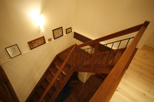 FeWo Harms Hoff – Schlafzimmer2-2 Blick von der Galerie auf die Holztreppe zum Wohnzimmer