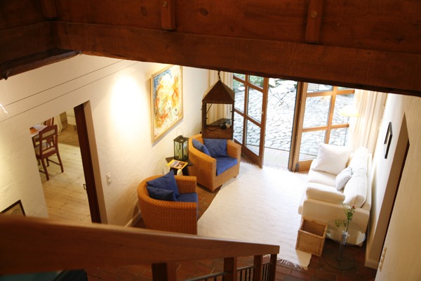 FeWo Harms Hoff – Wohnzimmer3 Blick von Treppe hinab ins Wohnzimmer